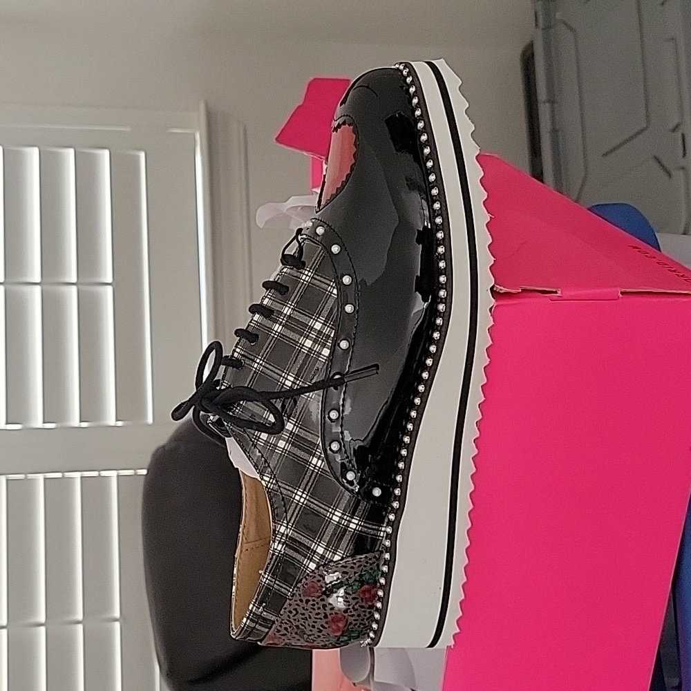 Torrid Betsey Johnson Wing Tip Shoes Patent 8.5 WW